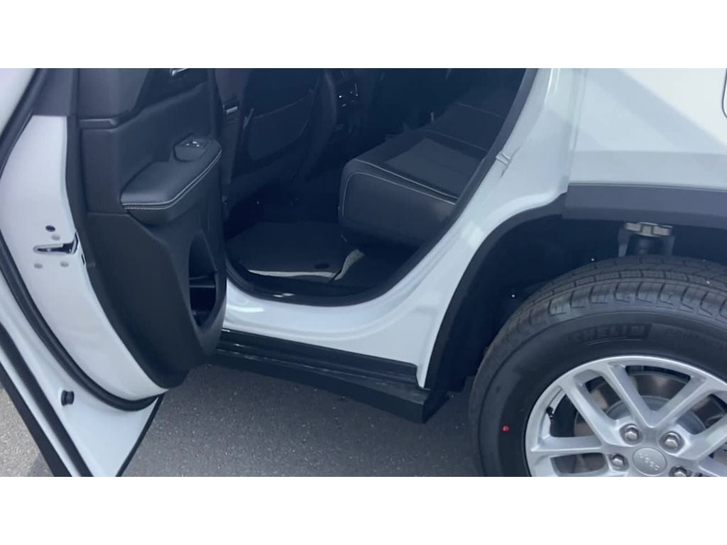 2025 Jeep Grand Cherokee GRAND CHEROKEE LAREDO X 4X2